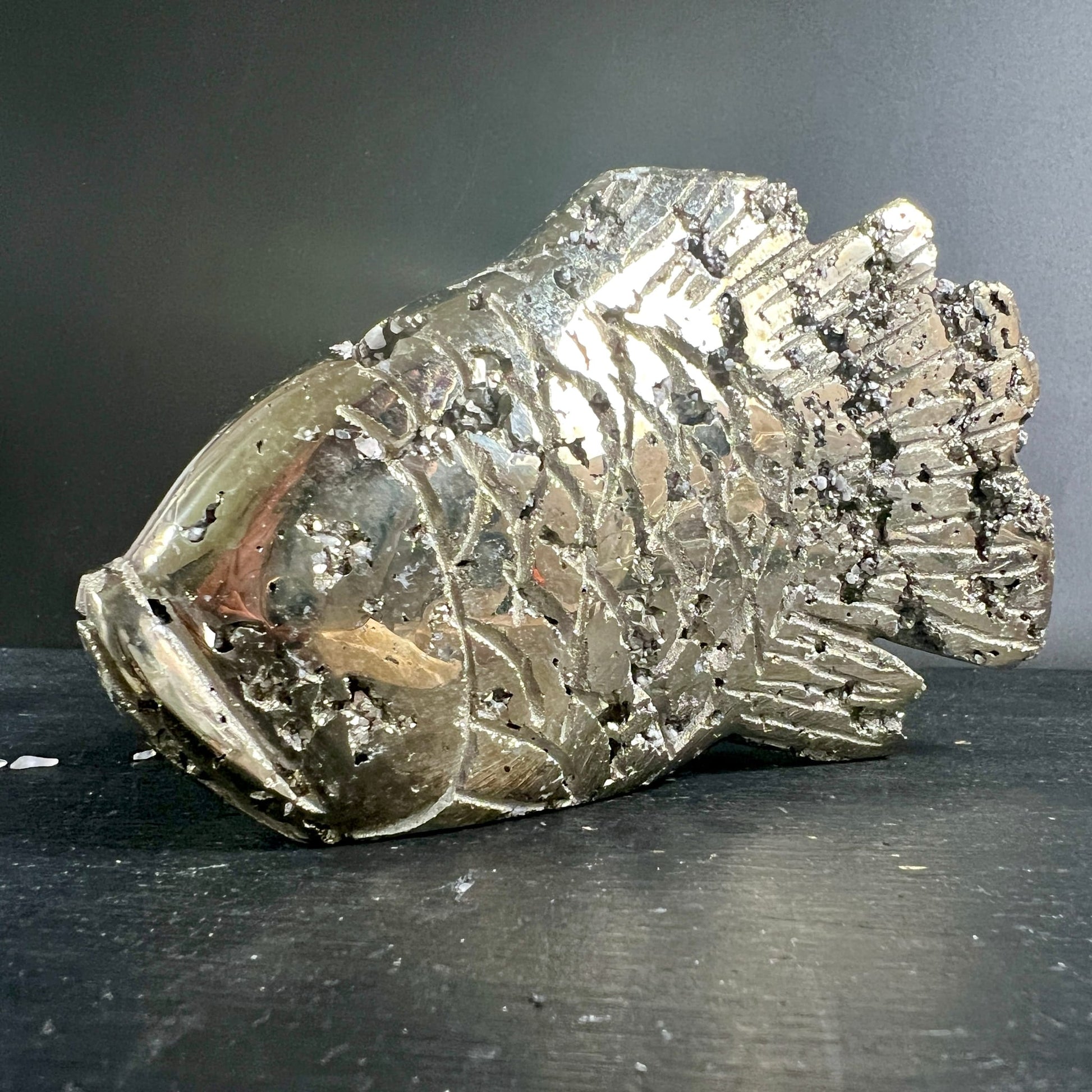 Pyrit Fisch Peru | andere Seite | Schuppendetails | silbrig-goldener Glanz | Unikat | Happy Minerals