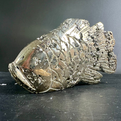 Pyrit Fisch Peru | andere Seite | Schuppendetails | silbrig-goldener Glanz | Unikat | Happy Minerals