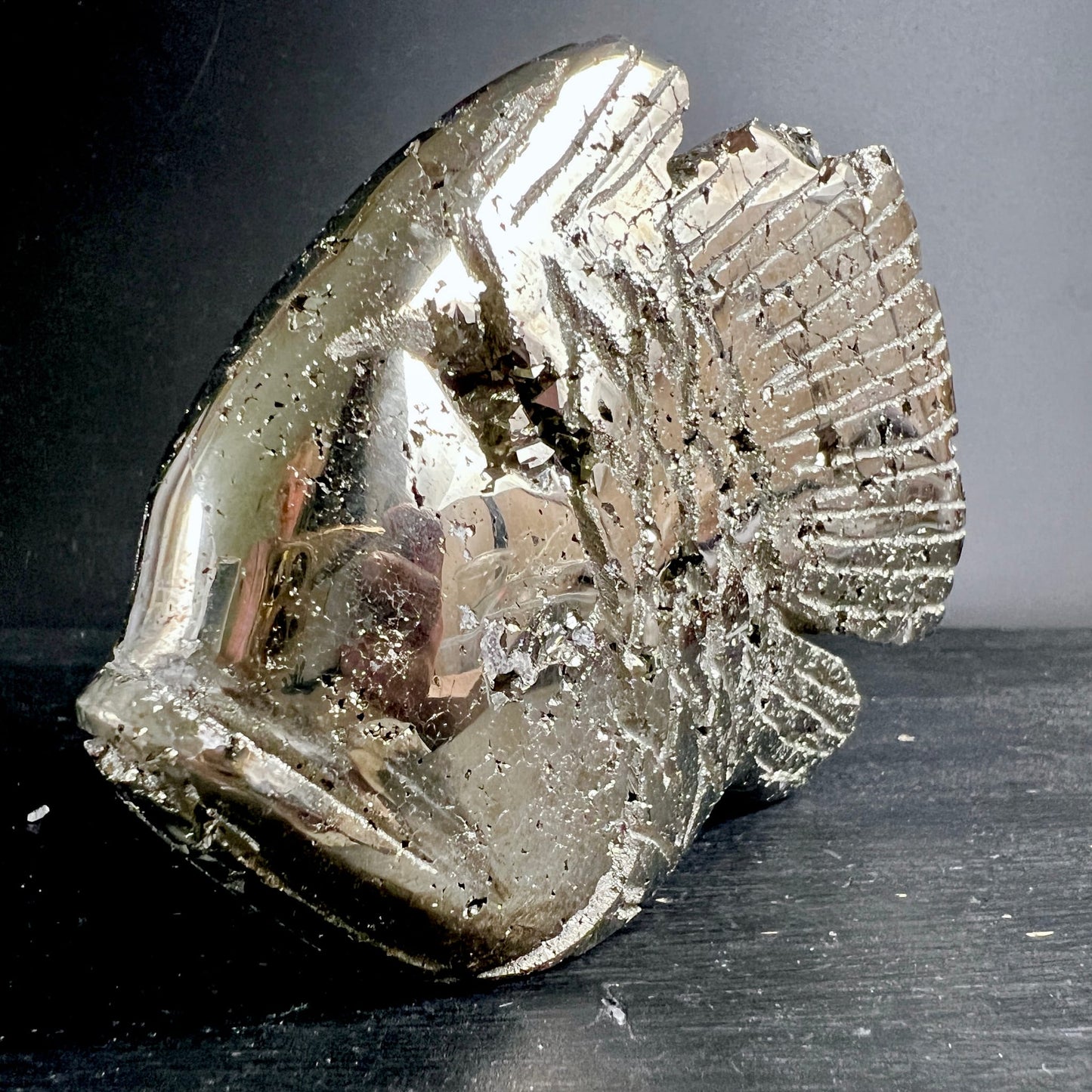 Pyrit Fisch Unikat | Seitenansicht rechts | Peru | Flosse & Maul | silbrig-gold | Happy Minerals