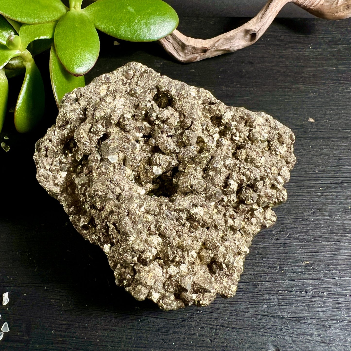 Pyrit Peru Rohstein | metallisch glänzende Oberfläche | würfelförmige Kristalle | natürliche Textur | Happy Minerals