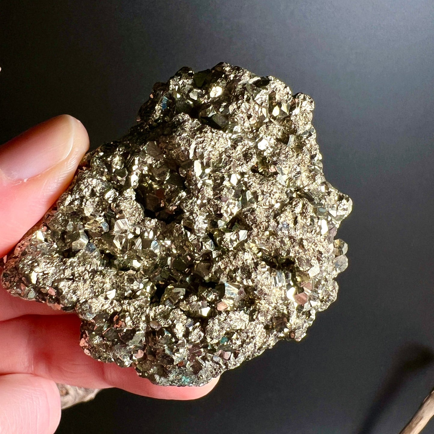 Pyrit Rohkristall Peru | goldschimmernde Oberfläche | komplexe Kristallformation | natürlicher Glanz | Happy Minerals