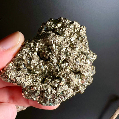 Pyrit Rohkristall Peru | goldschimmernde Oberfläche | komplexe Kristallformation | natürlicher Glanz | Happy Minerals