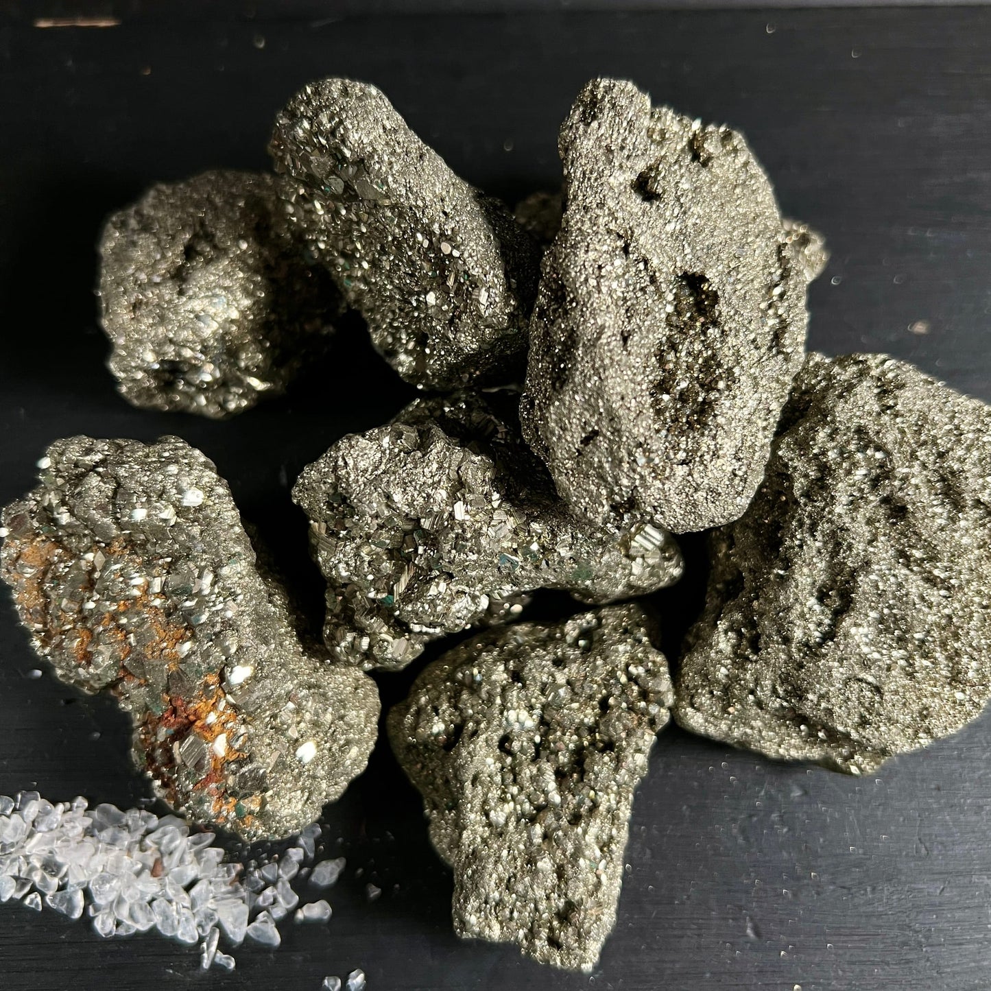 Pyrit Rohstein Gruppe | glänzende goldene Kristallcluster | Peru | Variante 1 | Happy Minerals