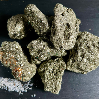 Pyrit Rohsteine | metallisch schimmernde Facetten | Bergkristall-Splitter | Variante 2 | Happy Minerals