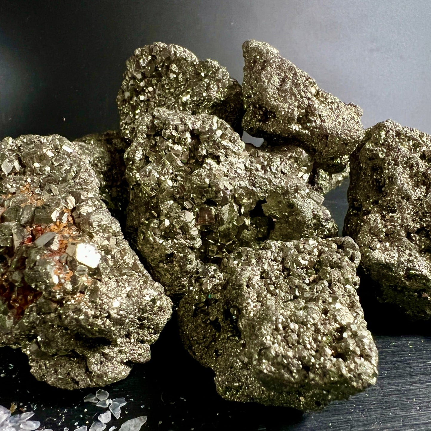 Pyrit Rohstein Nahaufnahme | goldglänzende Kristallstruktur | rostige Akzente | Variante 3 | Happy Minerals