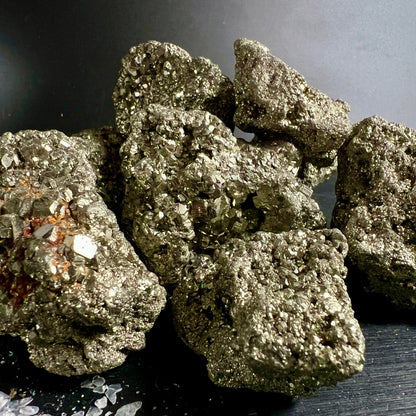 Pyrit Rohstein Nahaufnahme | goldglänzende Kristallstruktur | rostige Akzente | Variante 3 | Happy Minerals