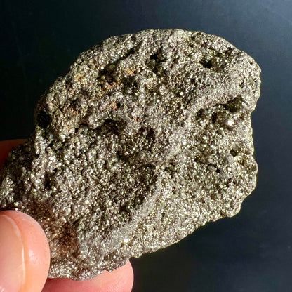Pyrit Rohstein in Hand gehalten | funkelnde Oberfläche | Größenvergleich | Variante 4 | Happy Minerals