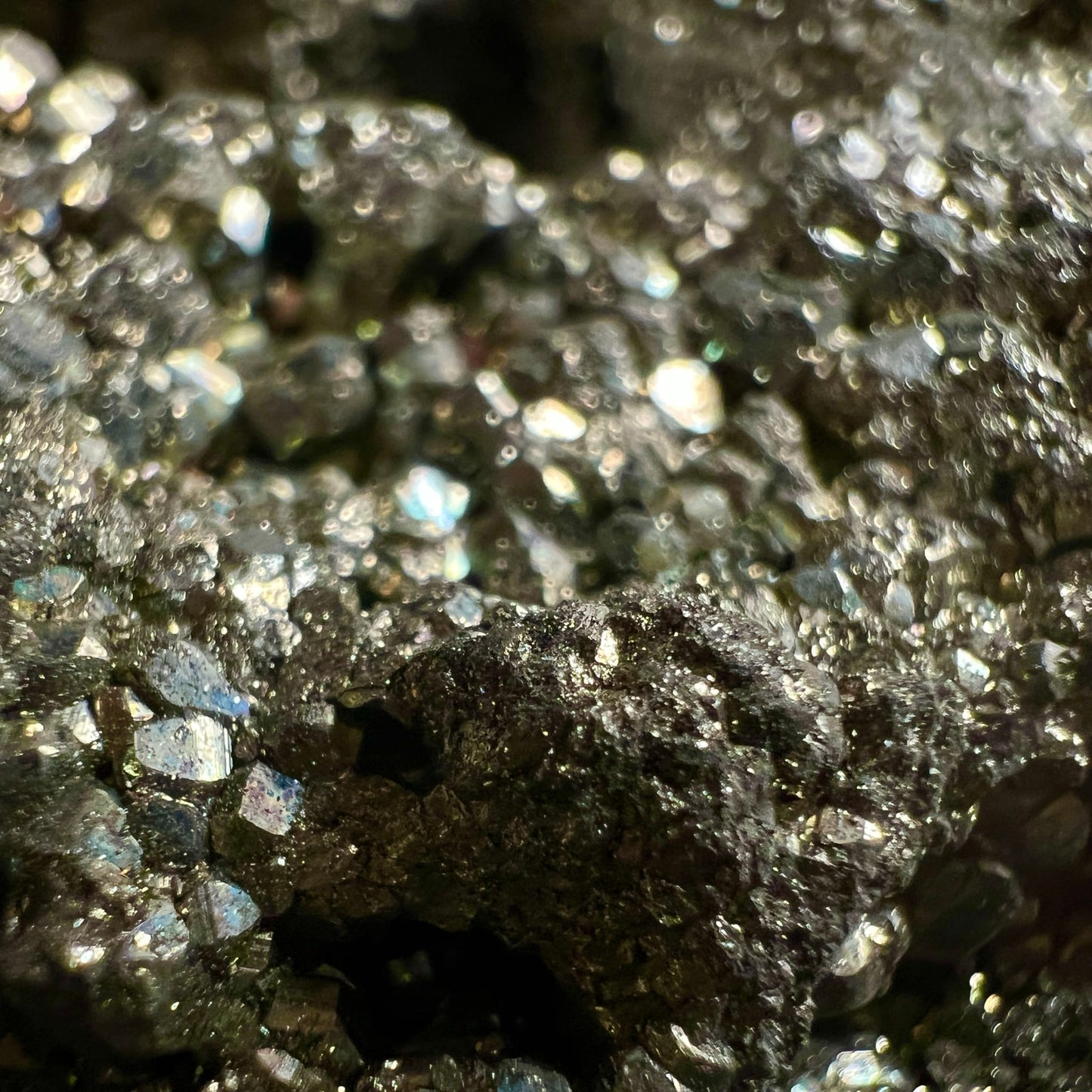 Pyrit Makroaufnahme | glitzernde Würfelkristalle | intensiver Goldglanz | Variante 5 | Happy Minerals