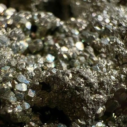 Pyrit Makroaufnahme | glitzernde Würfelkristalle | intensiver Goldglanz | Variante 5 | Happy Minerals