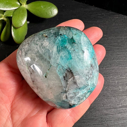 Quantum Quatro Chrysokoll Handansicht | leuchtende Farbnuancen | blau grün Verlauf | großer Handschmeichler | Happy Minerals