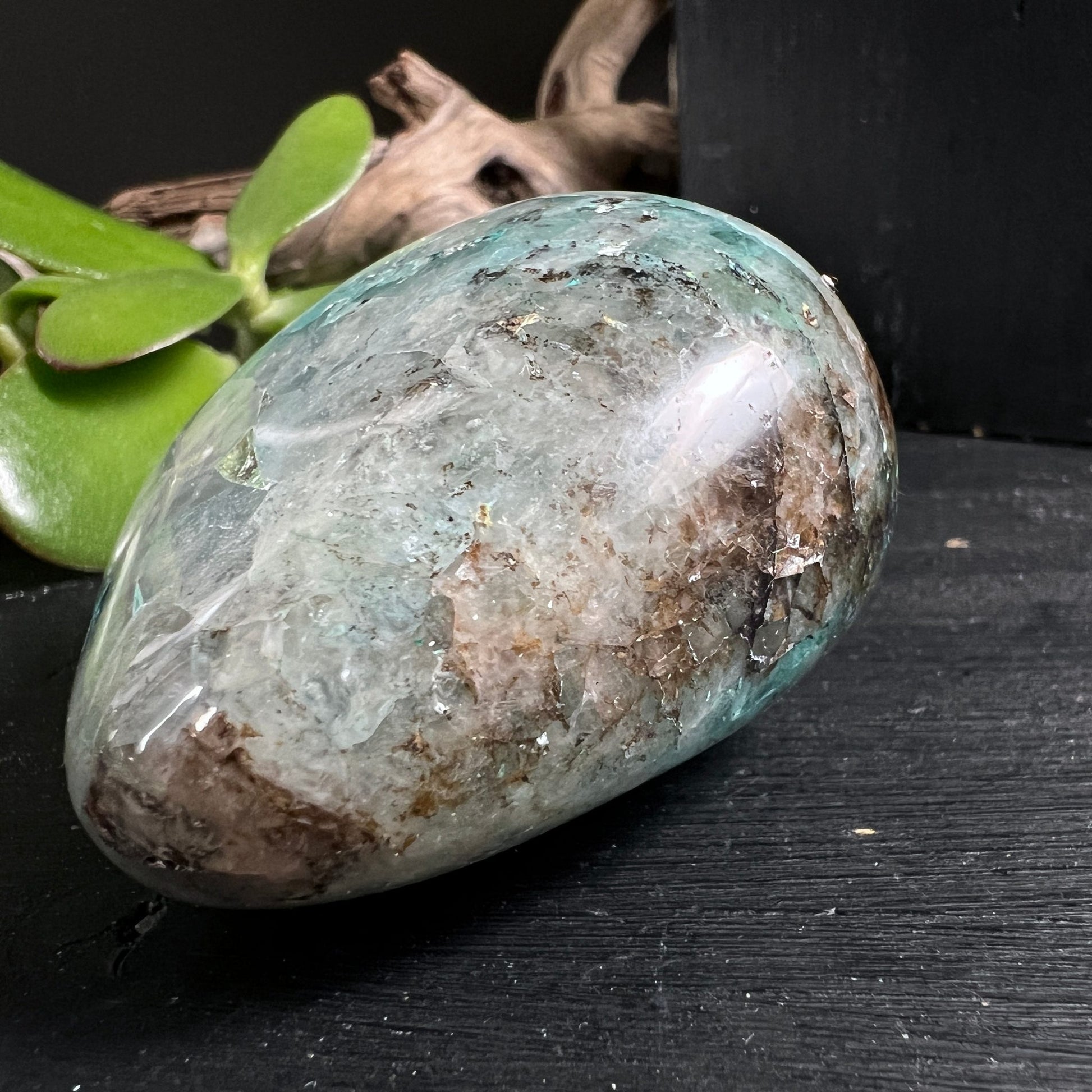 Quantum Quatro Chrysokoll seitlich | polierte Kanten | natürliche Maserung | Handschmeichler Profil | Happy Minerals