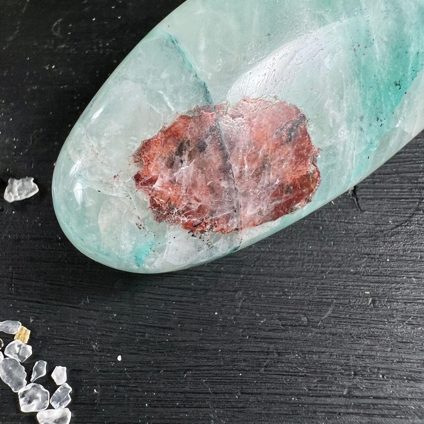 Detailaufnahme rotbraune Kristall-Einschlüsse | Millennium-Stein Struktur | Happy Minerals