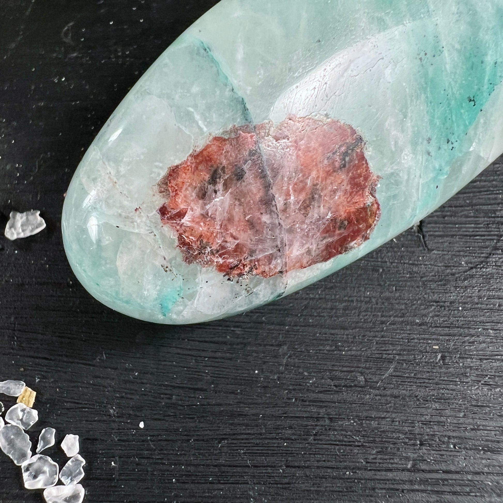 Detailaufnahme rotbraune Kristall-Einschlüsse | Millennium-Stein Struktur | Happy Minerals