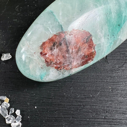Detailaufnahme rotbraune Kristall-Einschlüsse | Millennium-Stein Struktur | Happy Minerals