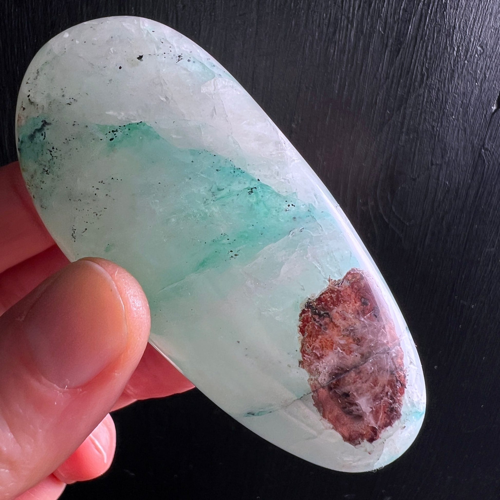 Handschmeichler in Hand | Quantum Quattro Größenvergleich | türkis-rot Kontrast | Happy Minerals