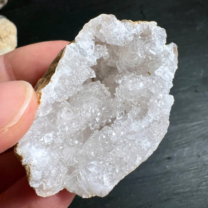 Quarzgeode | Detailaufnahme | funkelnde Quarzkristalle | prismatische Formen | Lichtreflexion | Happy Minerals