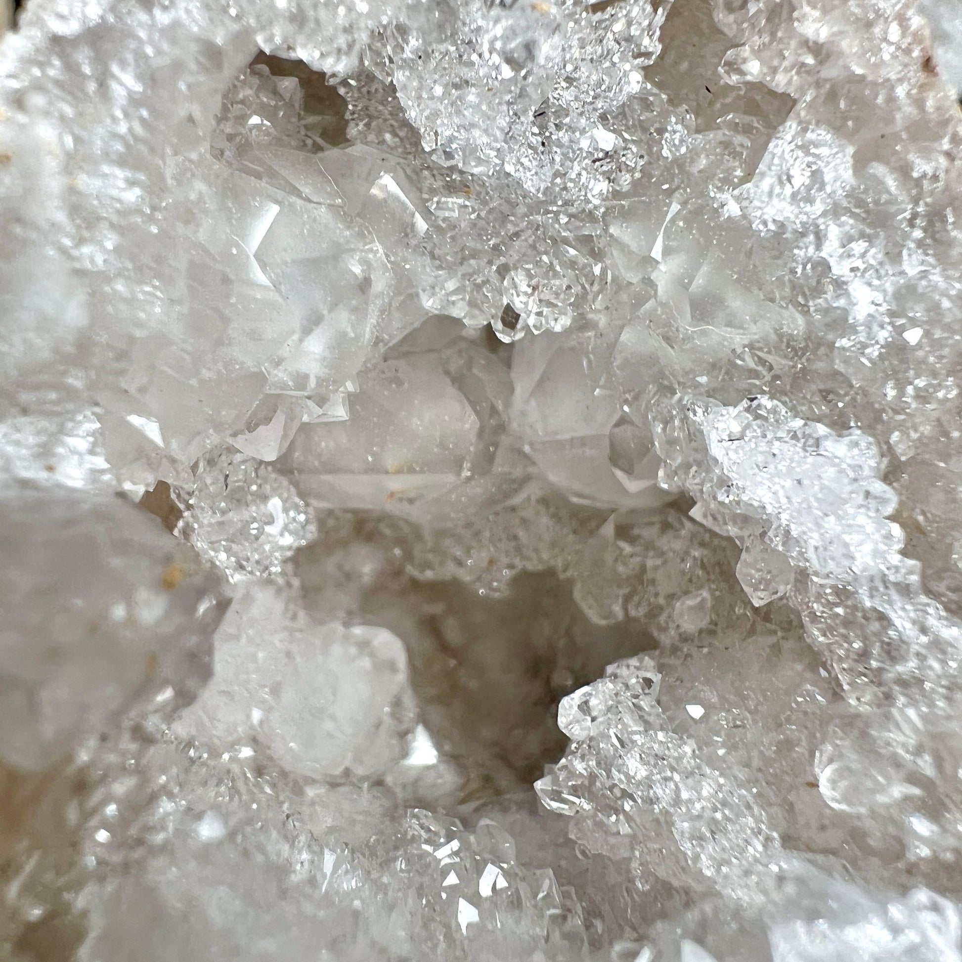 Quarzgeode | Kristalldetail | hexagonale Strukturen | transparente Spitzen | Makroaufnahme | Happy Minerals