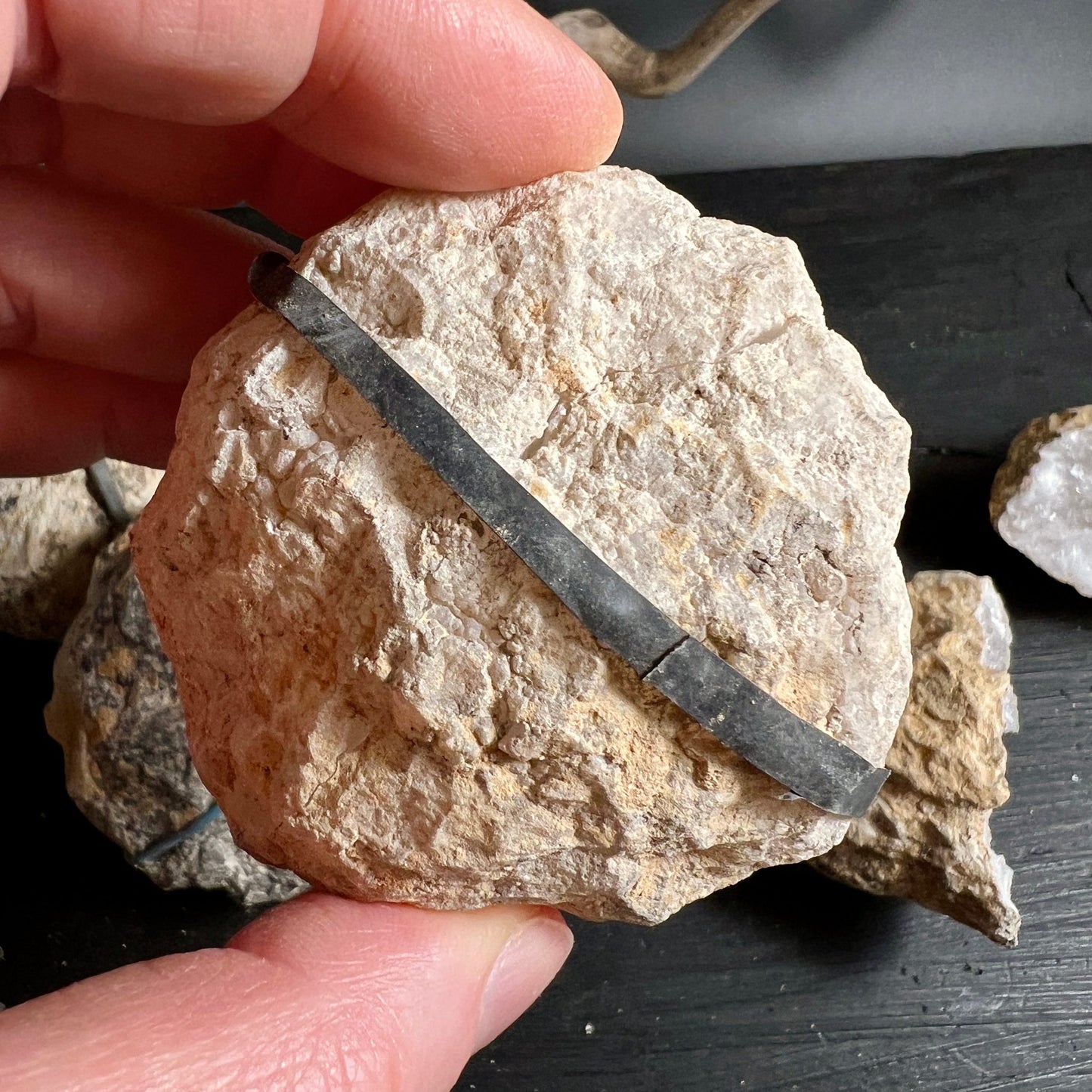 Quarzgeoden | äußere Schale | verwitterte Oberfläche | natürliche Bruchkante | Rohstein | Happy Minerals