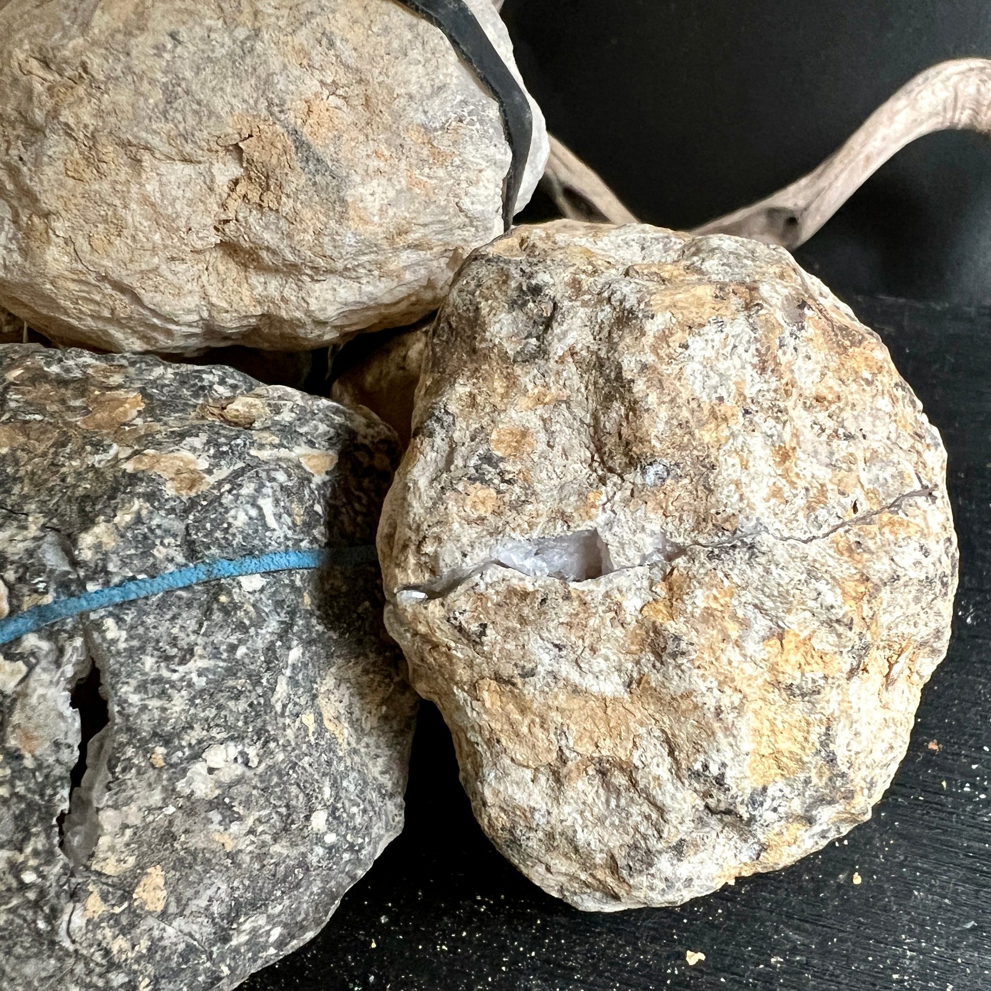 Quarzgeoden | aufgebrochen | natürliche Bruchstellen | kristalline Drusen | Rohsteinsammlung | Happy Minerals