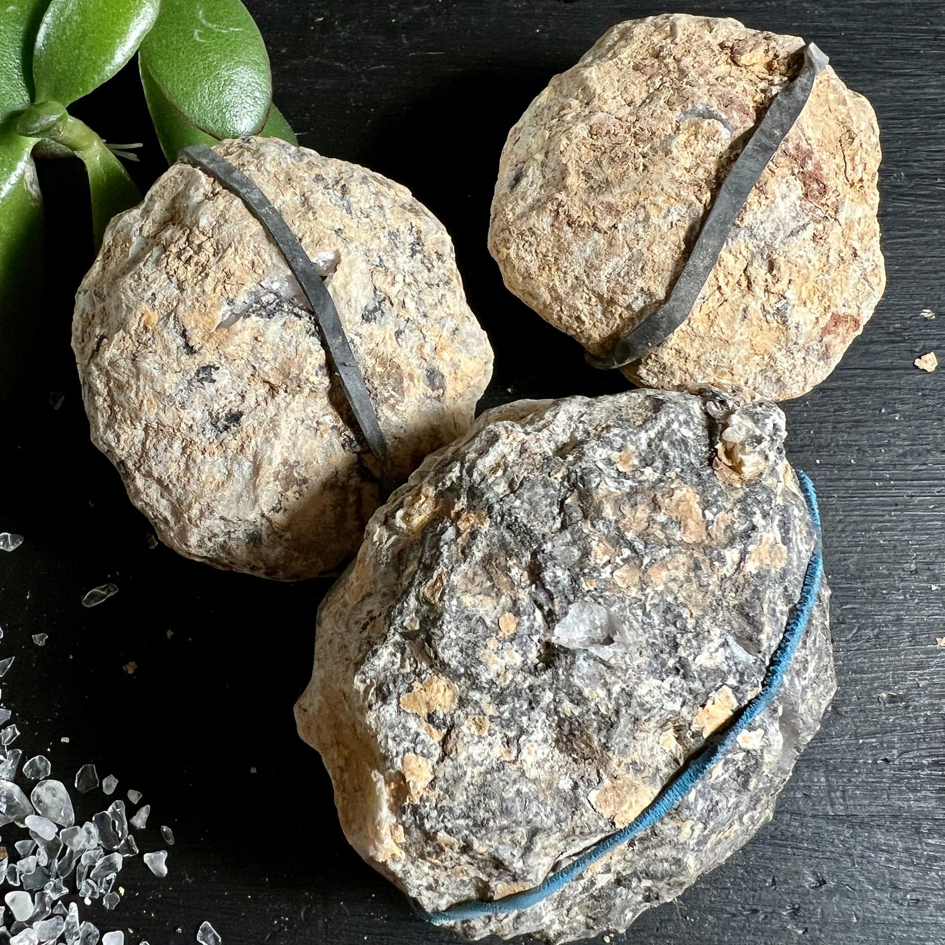 Quarzgeoden Gruppe | verschiedene Größen | kristalline Hohlräume | natürliche Formationen | Happy Minerals