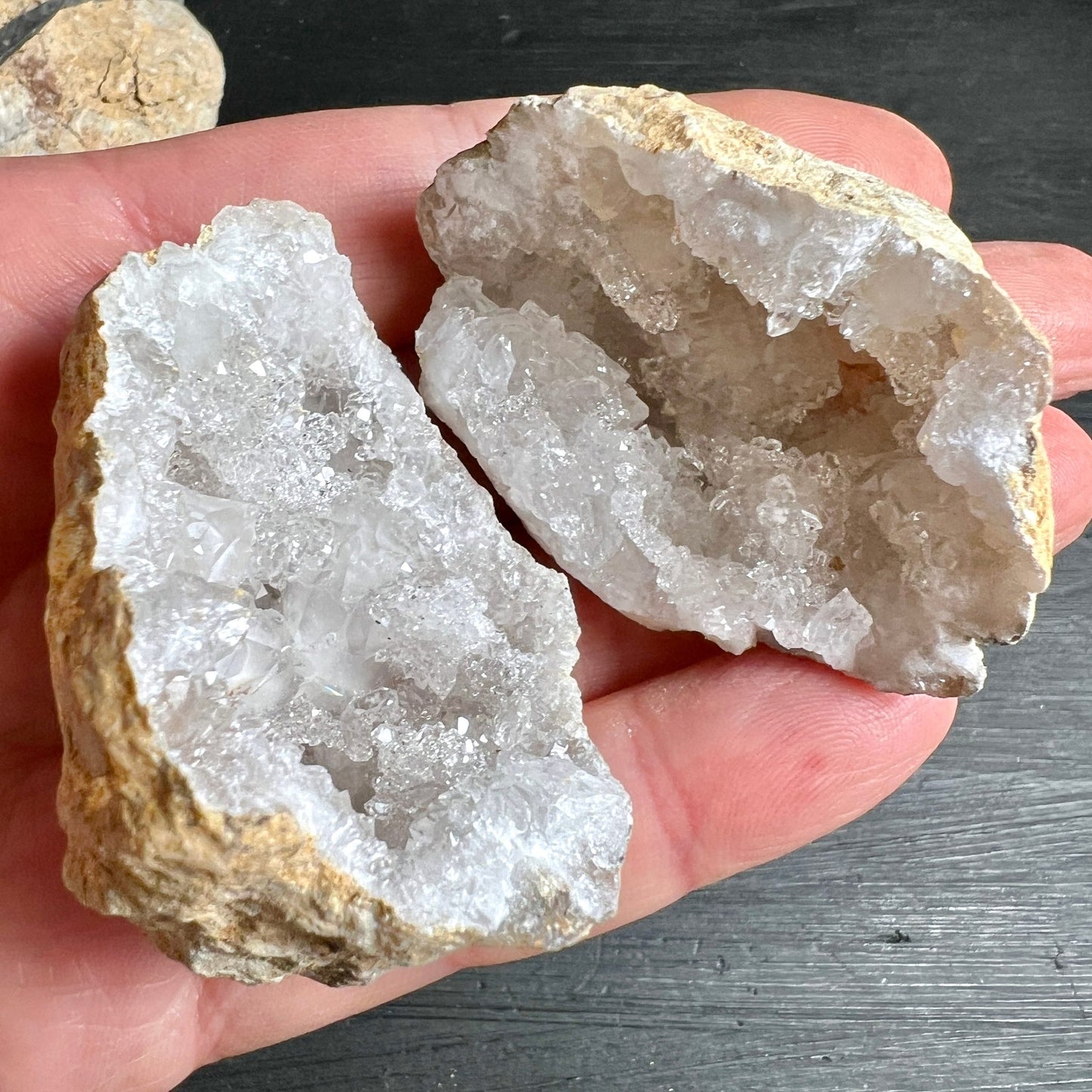 Quarzgeoden | Hand | Größenvergleich | kristalline Innenräume | transparente Kristalle | Happy Minerals