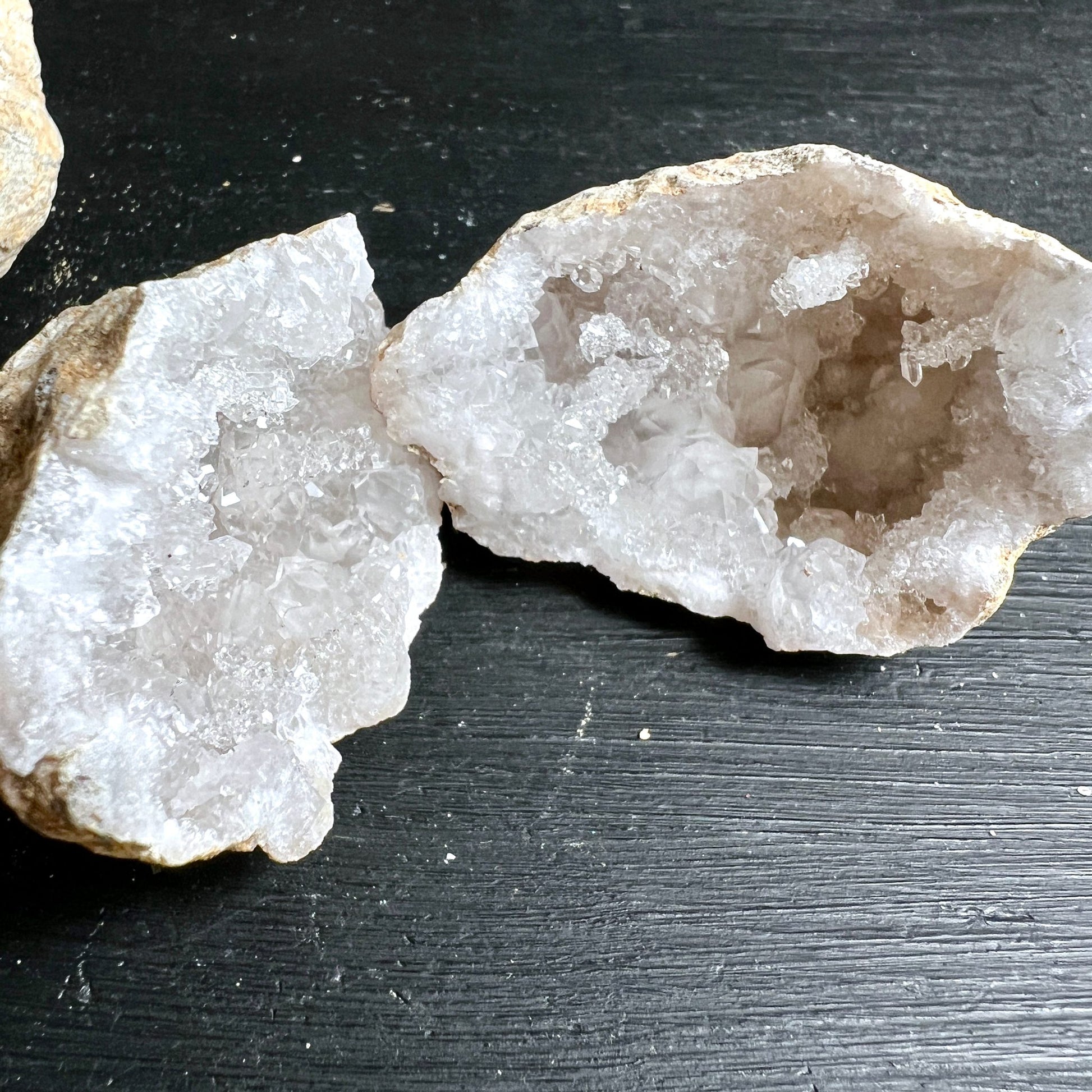 Quarzgeoden | Marokko | geöffnet | kristalline Hohlräume | transparente Quarzkristalle | Happy Minerals