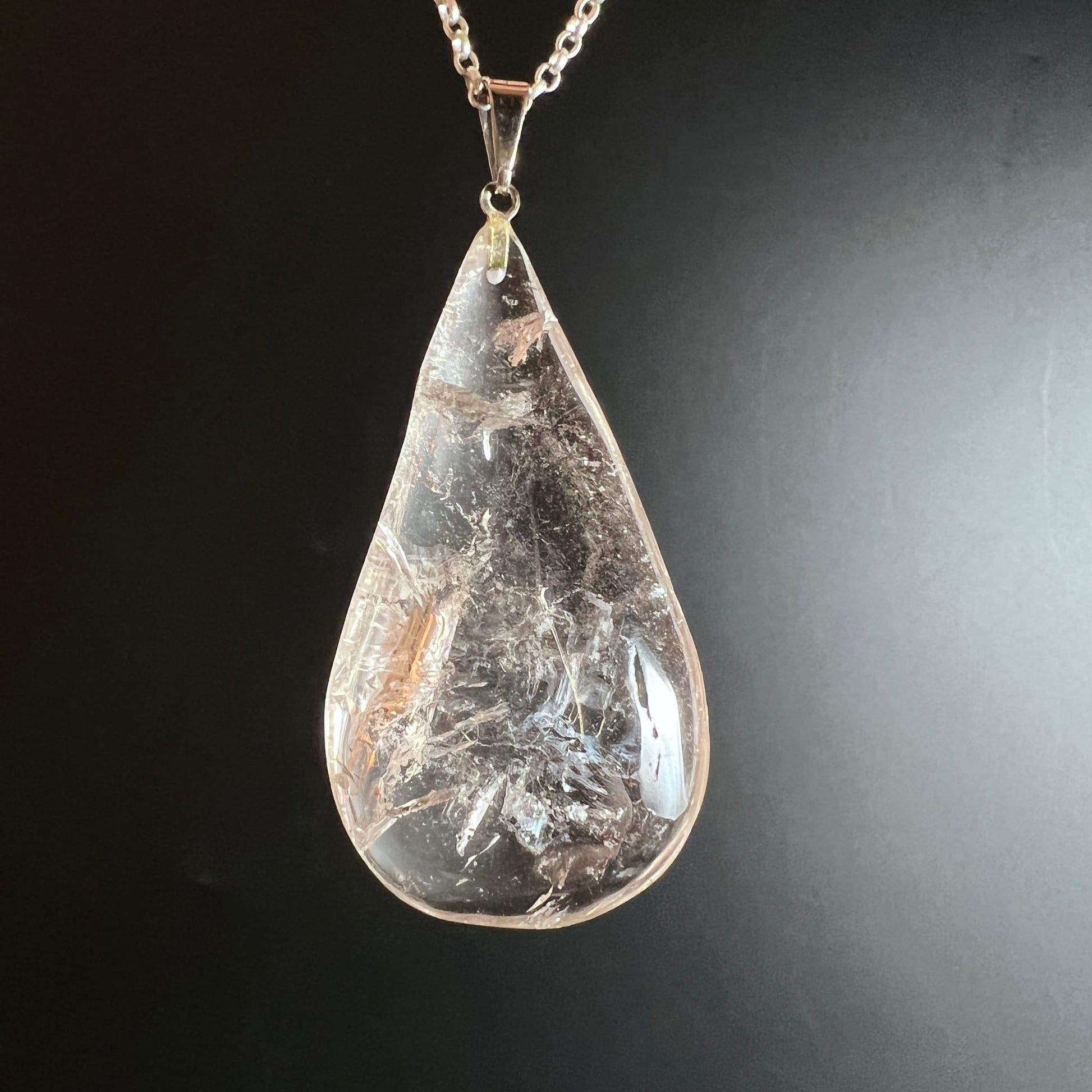 Rauchquarz | Anhänger | hängend | changierendes Licht | zarte Risse | Silberöse | Happy Minerals