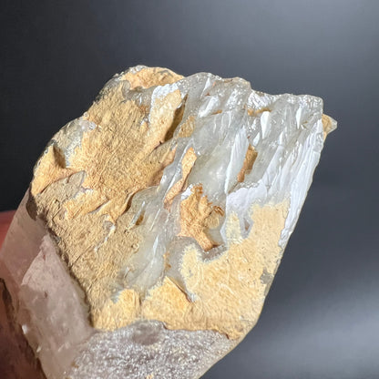 Rauchquarz Spitze Nahaufnahme | goldene Kruste | klare Quarzkristalle | Handarbeit | Happy Minerals