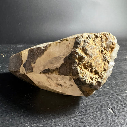 Rauchquarz Rohstein | dunkle Matrixreste | goldene Seitenfläche | Naturkristall | Happy Minerals