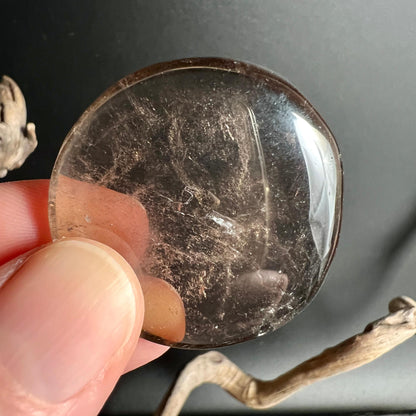 Dunkel cognacfarbener Rauchquarz Handstein perfekt poliert