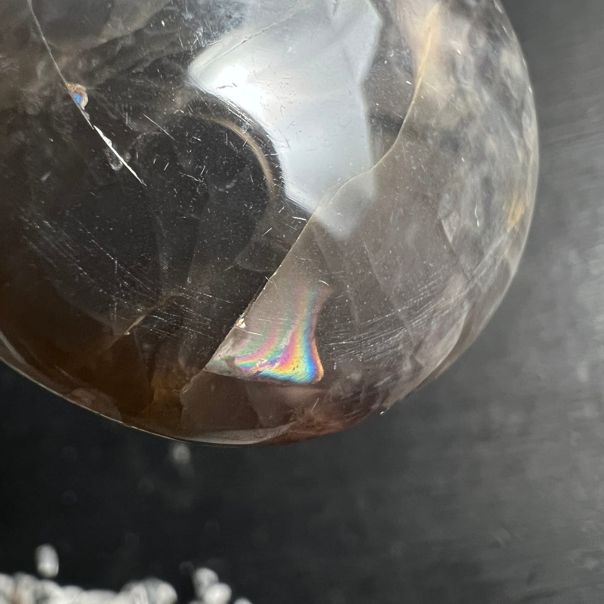 Schwarzer Mondstein mit irisierendem Regenbogenreflex in internem Riss, rauchig-braun transparent, poliert | Happy Minerals