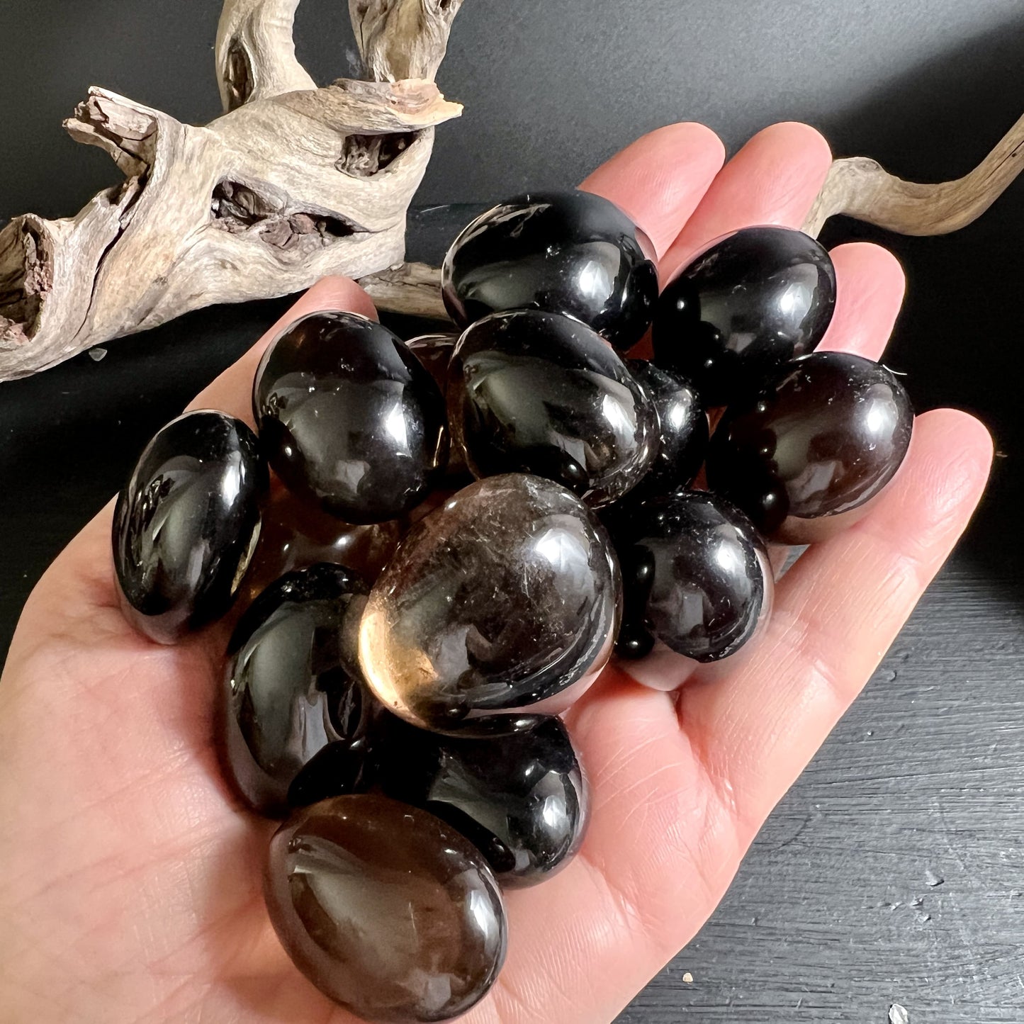 Rauchquarz Trommelstein poliert, natürlicher Glanz, ca. 30mm in der Hand | Happy Minerals