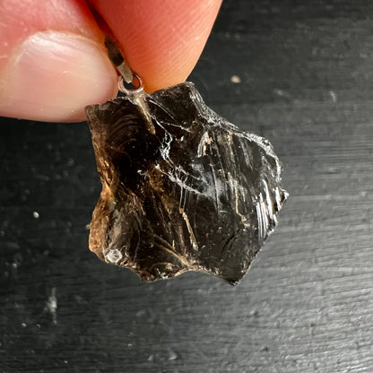 Rauchquarz Rohanhänger, tief dunkelbraun-schwarz, glasiger Glanz, muschelige Bruchflächen, silberne Öse | Happy Minerals