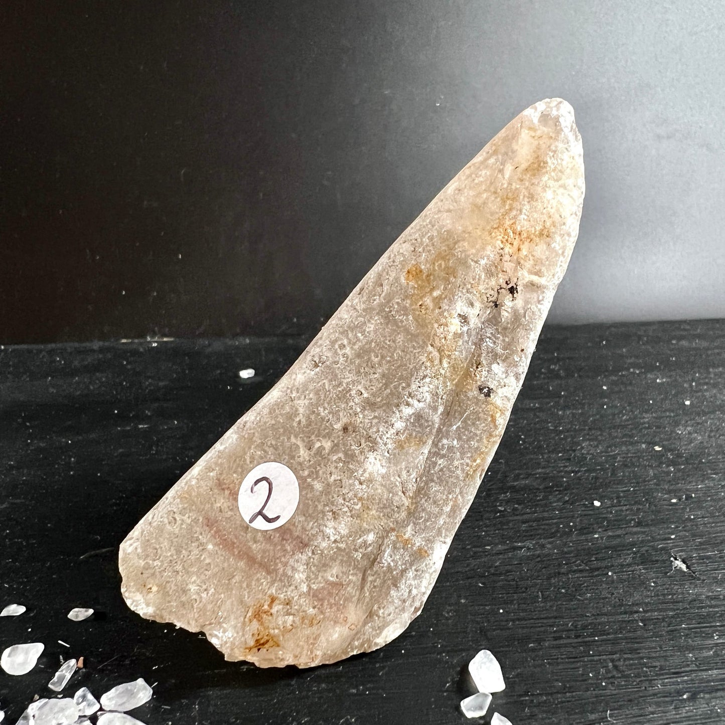 Rauchquarz | Rohstein | Variante 2 | zahnförmig | sandbeige Oberfläche | Happy Minerals