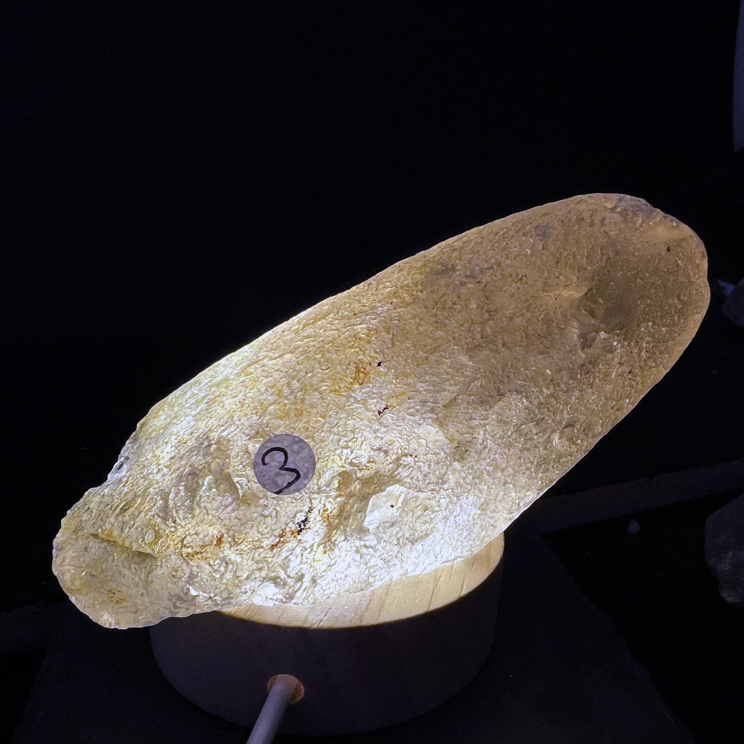 Rauchquarz | Rohstein | Variante 3 | beleuchtet | honigfarbenes Leuchten | Happy Minerals
