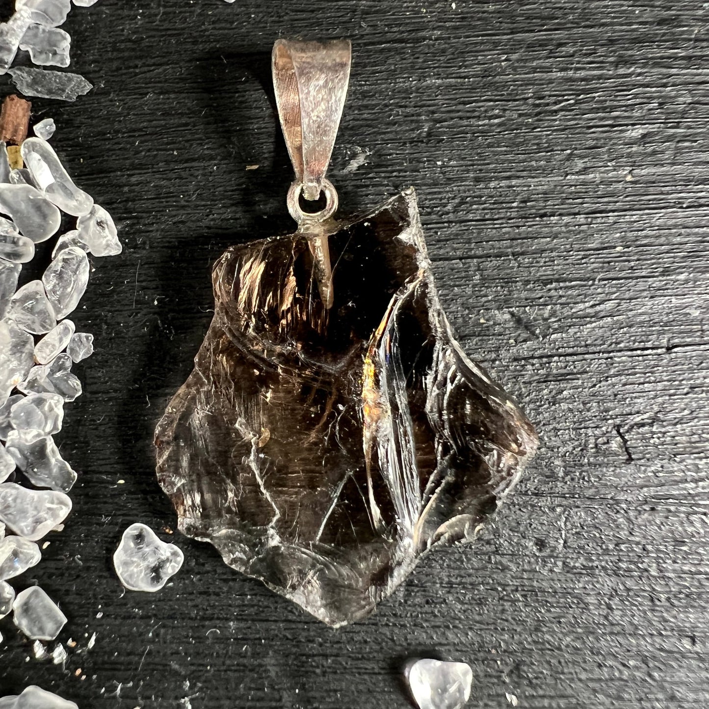 Rauchquarz Rohstein Anhänger, dunkelbraun-transparent mit goldgelben Reflexen, Regenbogeneinschluss, unregelmässige Rohform | Happy Minerals