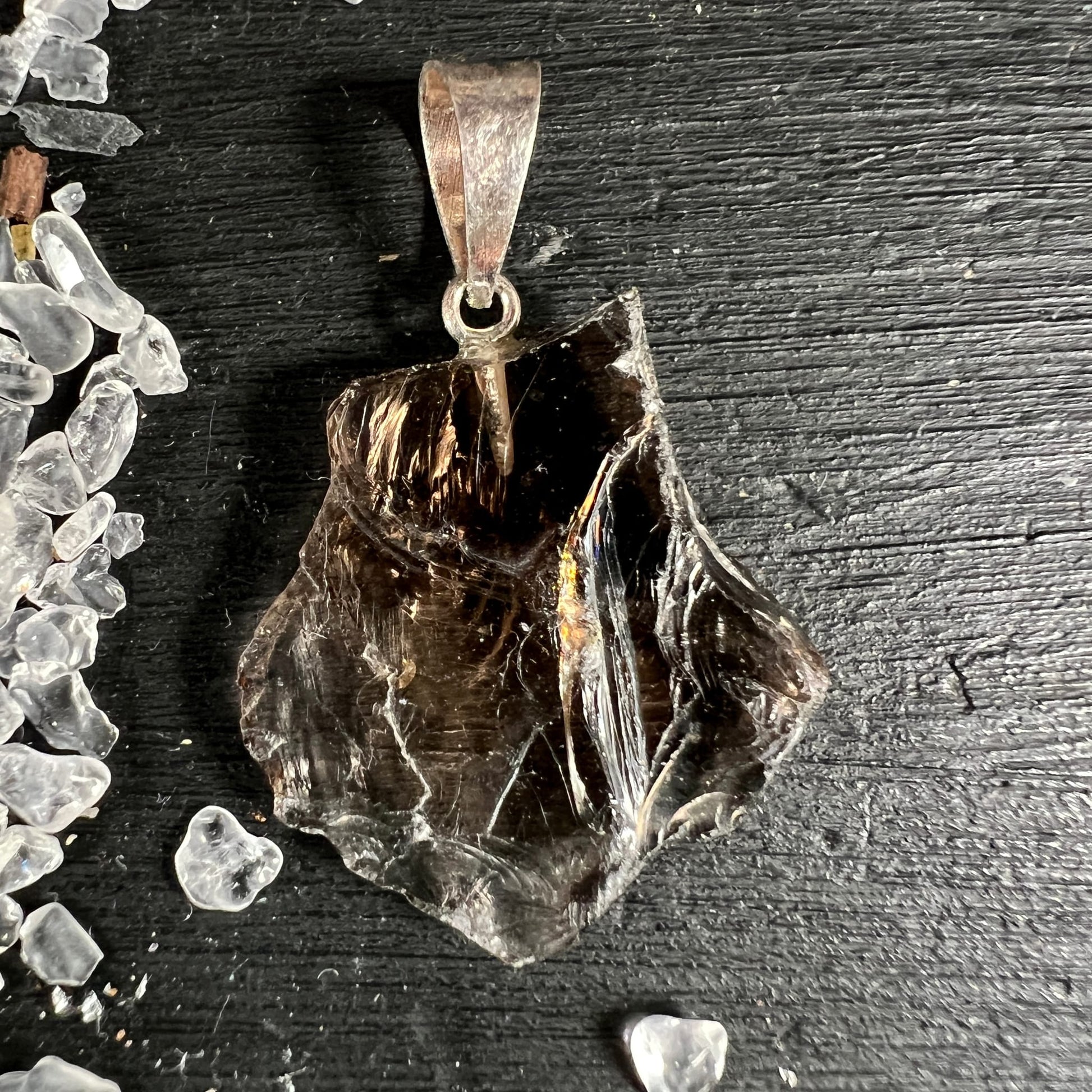 Rauchquarz Rohstein Anhänger, dunkelbraun-transparent mit goldgelben Reflexen, Regenbogeneinschluss, unregelmässige Rohform | Happy Minerals