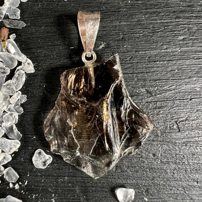 Rauchquarz Rohstein Anhänger, dunkelbraun-transparent mit goldgelben Reflexen, Regenbogeneinschluss, unregelmässige Rohform | Happy Minerals