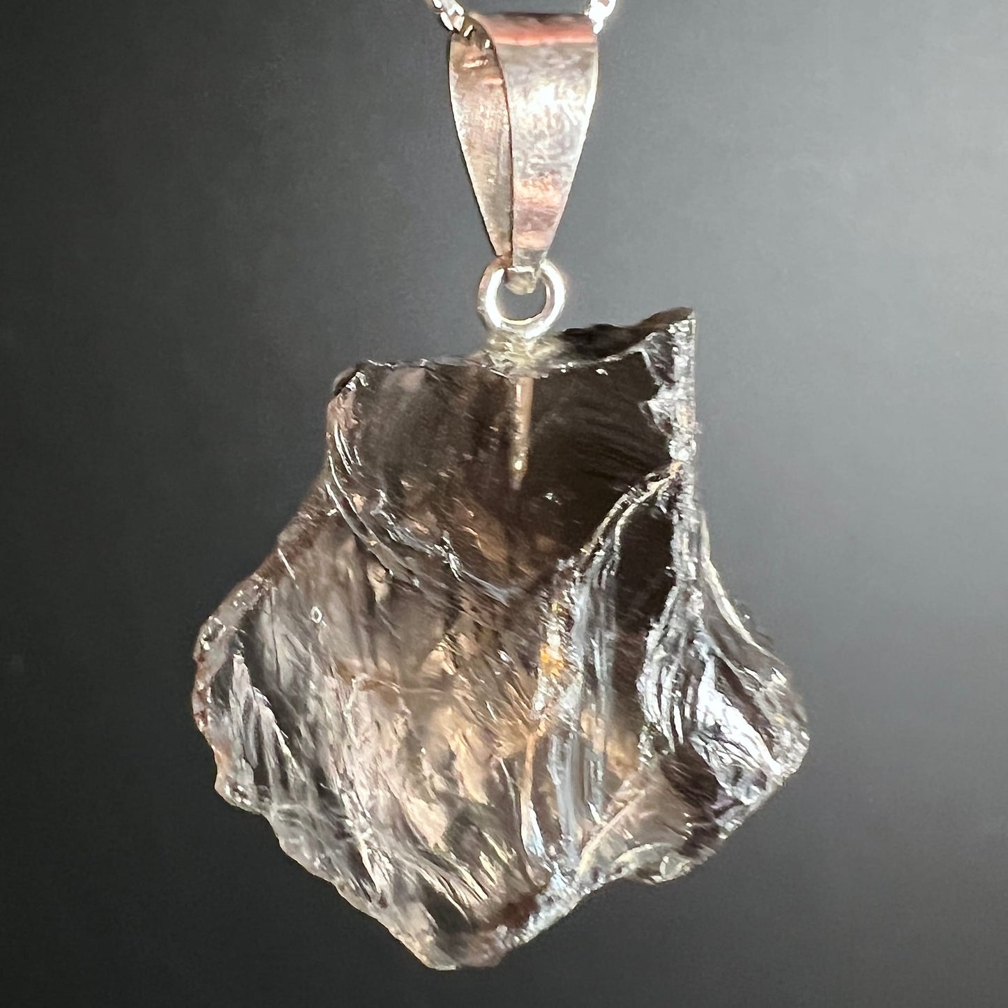 Rauchquarz Rohstein Anhänger, dunkelbraun-transparent mit silbrigen Glanzflächen, unregelmäßige Rohform, Regenbogenreflex | Happy Minerals