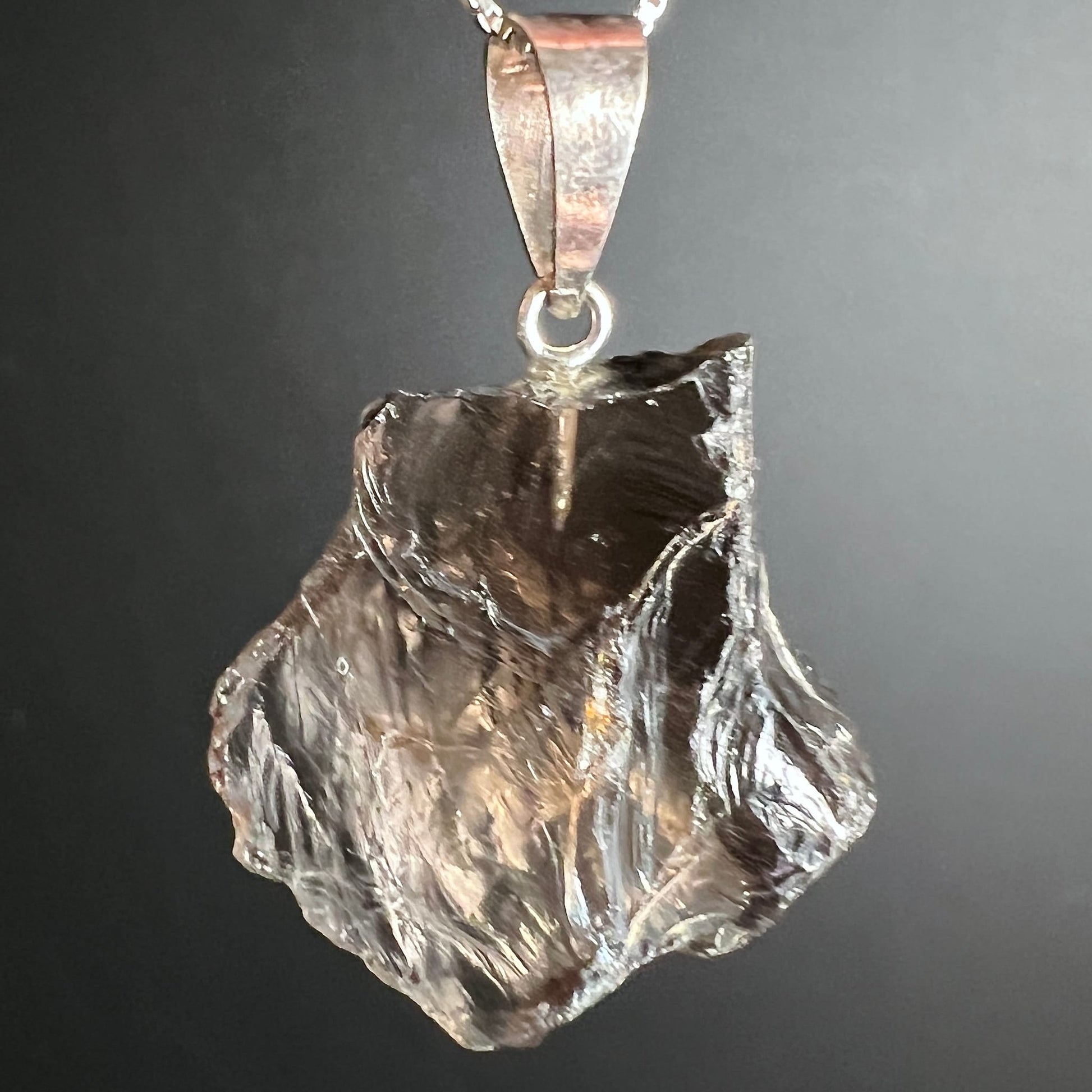 Rauchquarz Rohstein Anhänger, dunkelbraun-transparent mit silbrigen Glanzflächen, unregelmäßige Rohform, Regenbogenreflex | Happy Minerals
