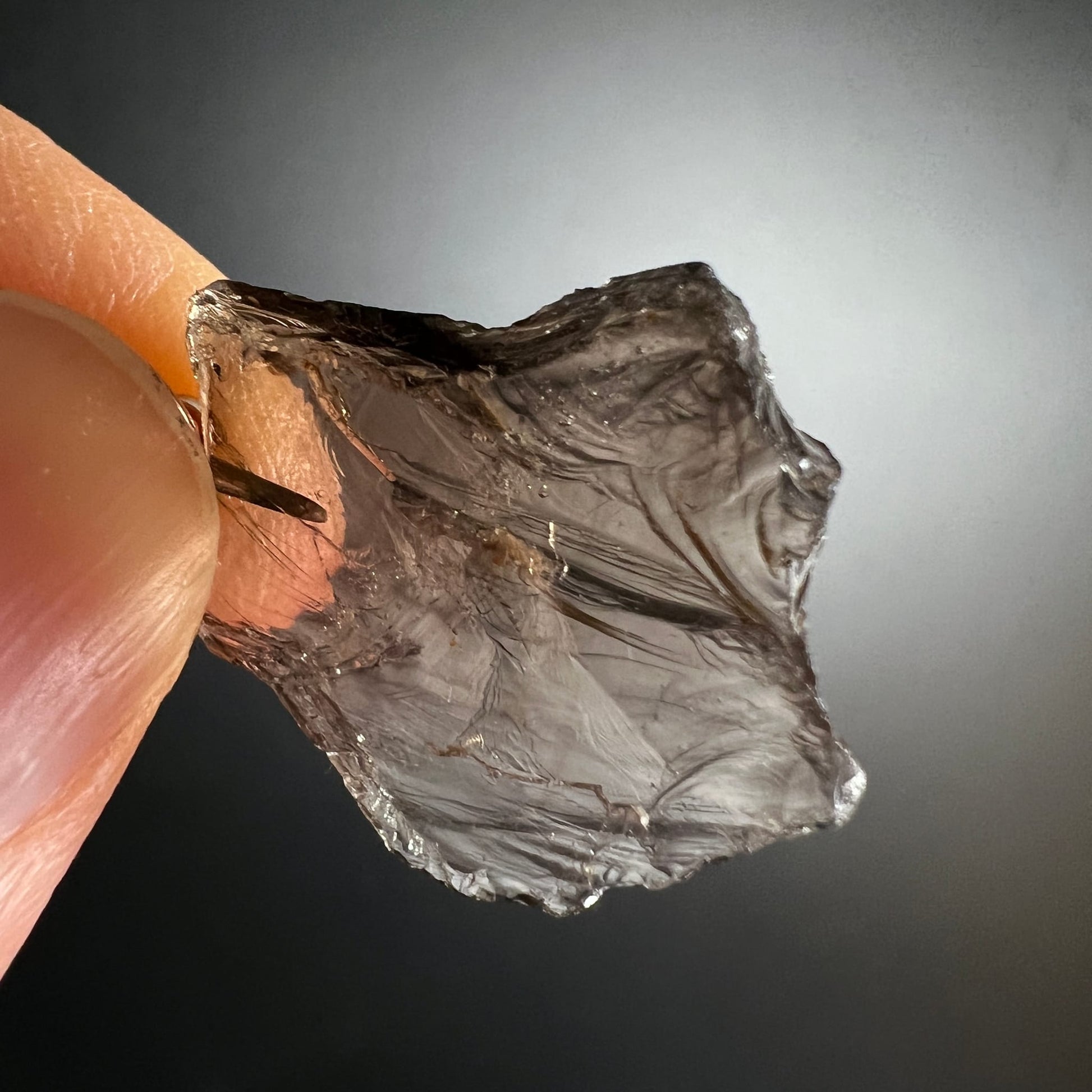 Rauchquarz Rohstein grau-braun transparent mit seidigen Schlieren, muscheliger Bruch, unregelmässige Form | Happy Minerals