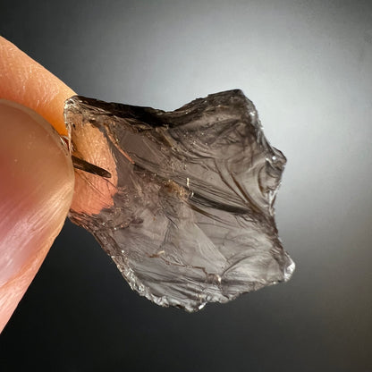 Rauchquarz Rohstein grau-braun transparent mit seidigen Schlieren, muscheliger Bruch, unregelmässige Form | Happy Minerals