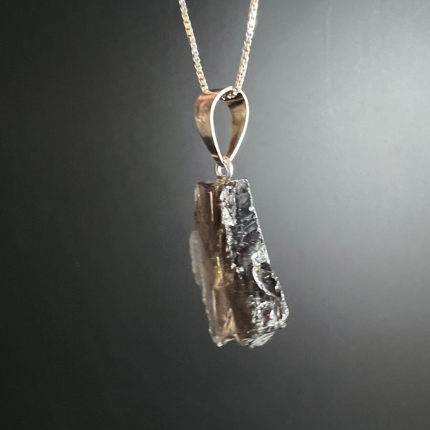 Rauchquarz Rohstein Anhänger, tablettenförmig, honig-braun transparent mit dunkelgrauer rauer Bruchfläche, Silberfassung | Happy Minerals
