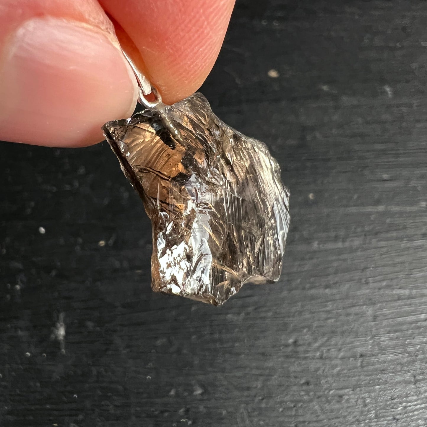 Rauchquarz Rohstein Anhänger, rauchig-braun transparent mit Silberglanz, Regenbogenreflexe, unregelmäßige Rohform | Happy Minerals
