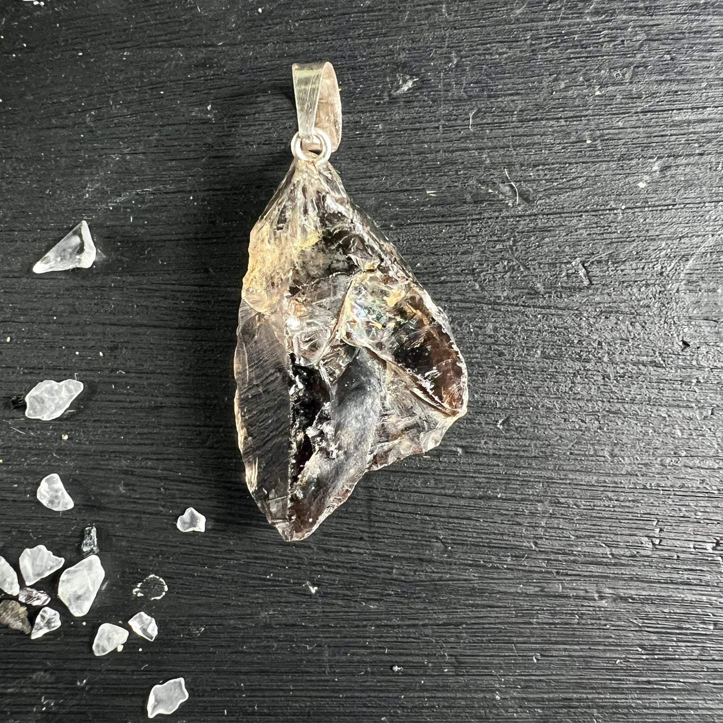 Rauchquarz Rohstein | Draufsicht | erdige Töne | Silberöse | kleine Kristallsplitter | Happy Minerals