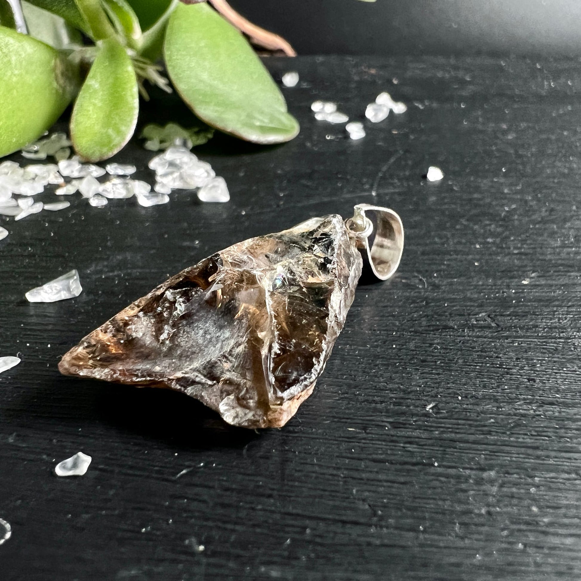 Rauchquarz Rohstein | Seitenansicht | dunkelbraune Zonen | natürliche Textur | Silberöse | Happy Minerals