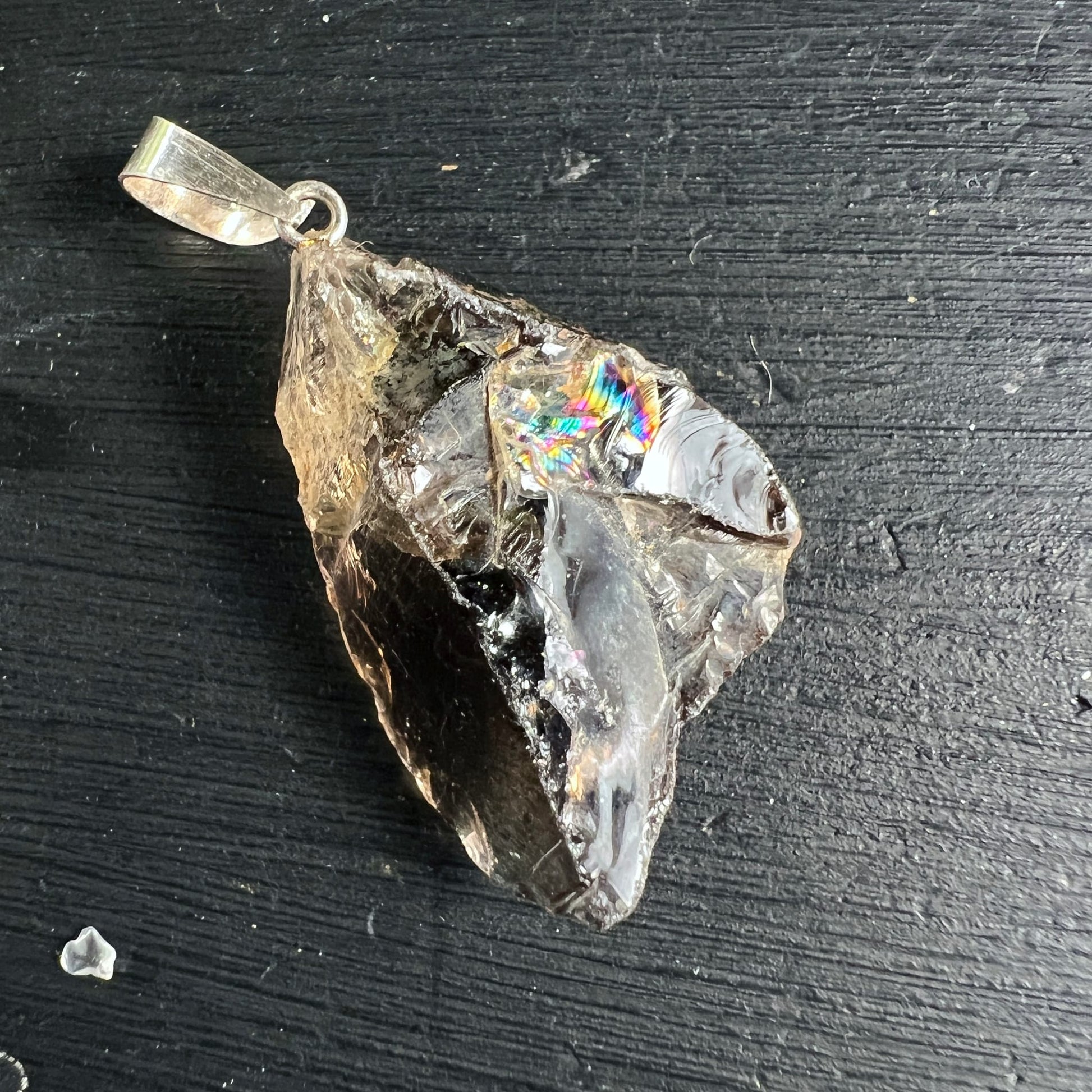 Rauchquarz Rohstein | Regenbogenreflex | irisierendes Lichtspiel | Draufsicht | Silberöse | Happy Minerals