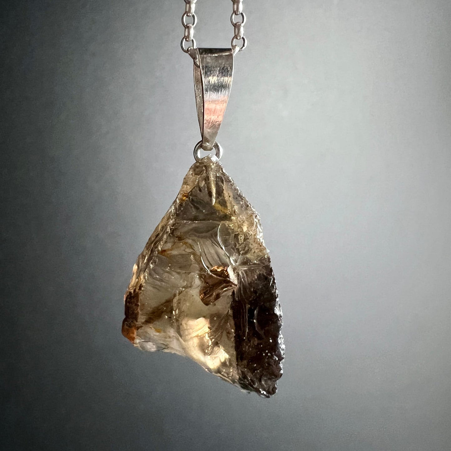 Rauchquarz Rohstein | hängend | goldbraune Transparenz | Silberkette | frontale Ansicht | Happy Minerals