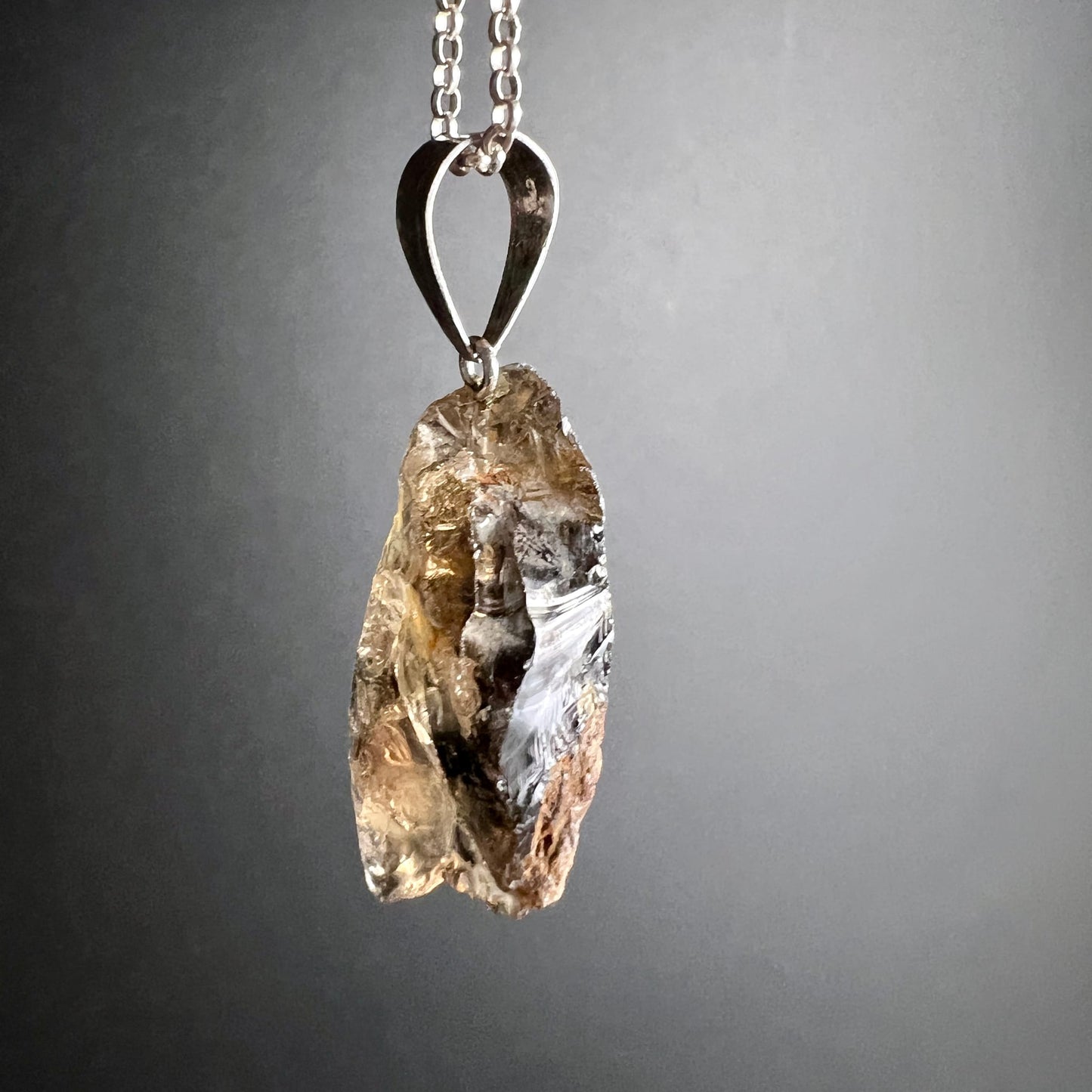 Rauchquarz Rohstein | hängend | raue Oberflächenstruktur | erdige Nuancen | Silberkette | Rückseite | Happy Minerals