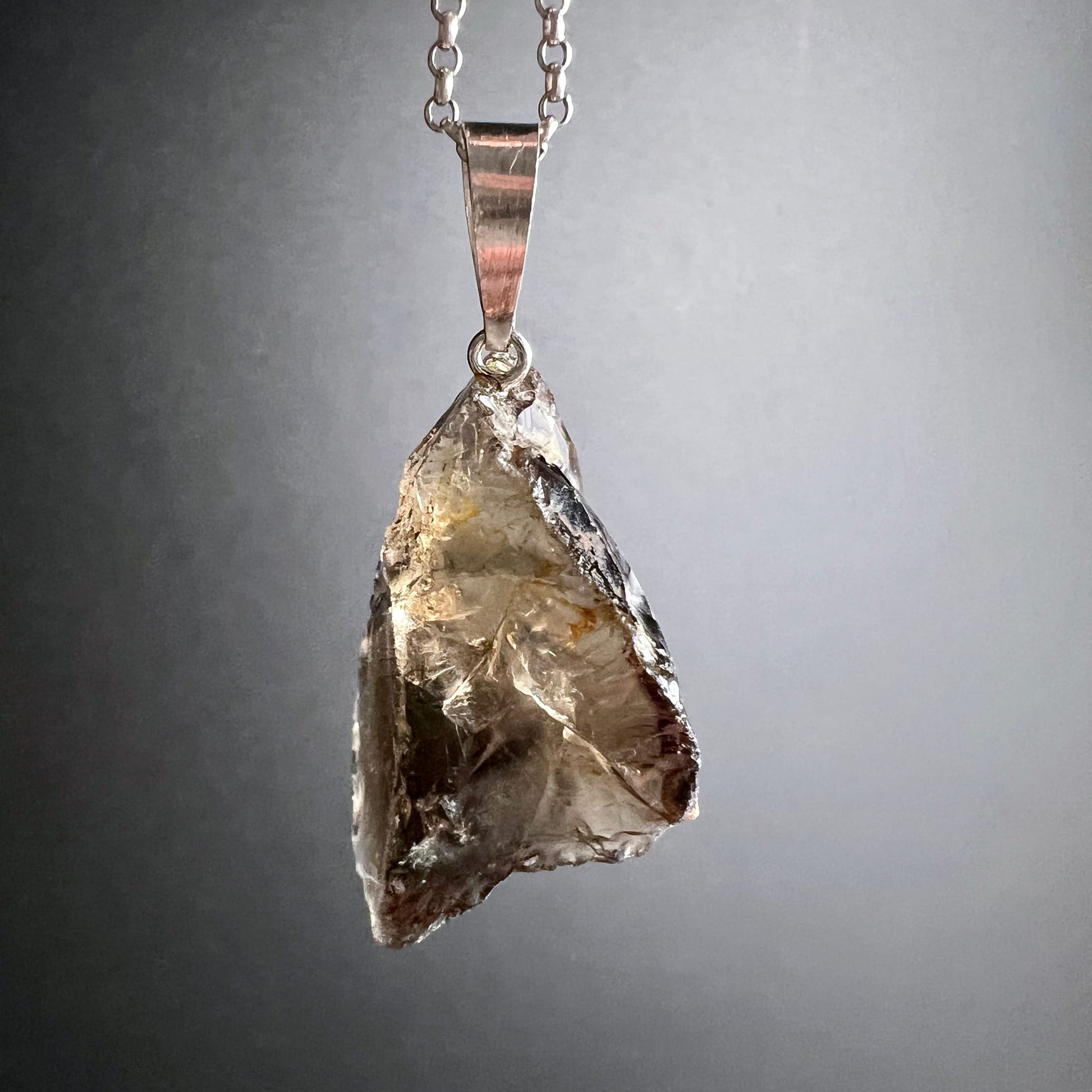 Rauchquarz Rohstein | hängend | klare Spitze | rauchige Tiefe | Silberkette | seitliche Ansicht rechts | Happy Minerals